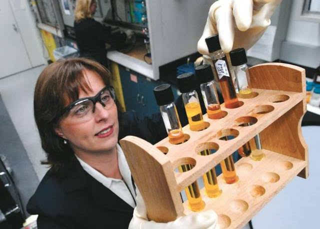 福特实验室,一位技术带头人展示研究中的生物基材料.